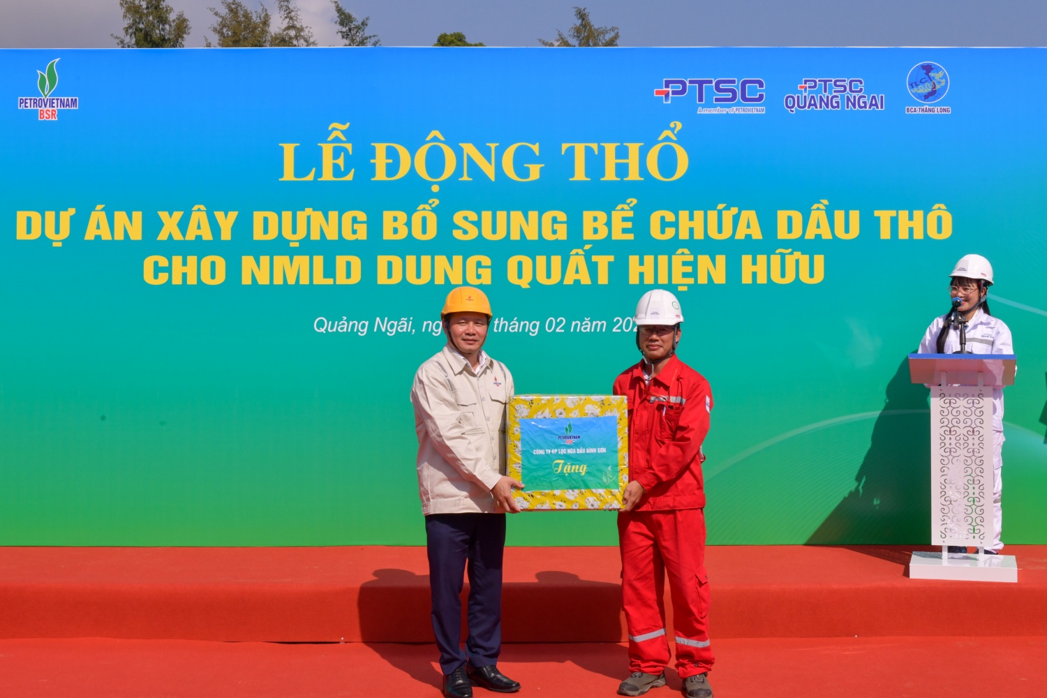 Chủ tịch HĐQT BSR tặng quà động viên người lao động trực tiếp tham gia thi công dự án.
