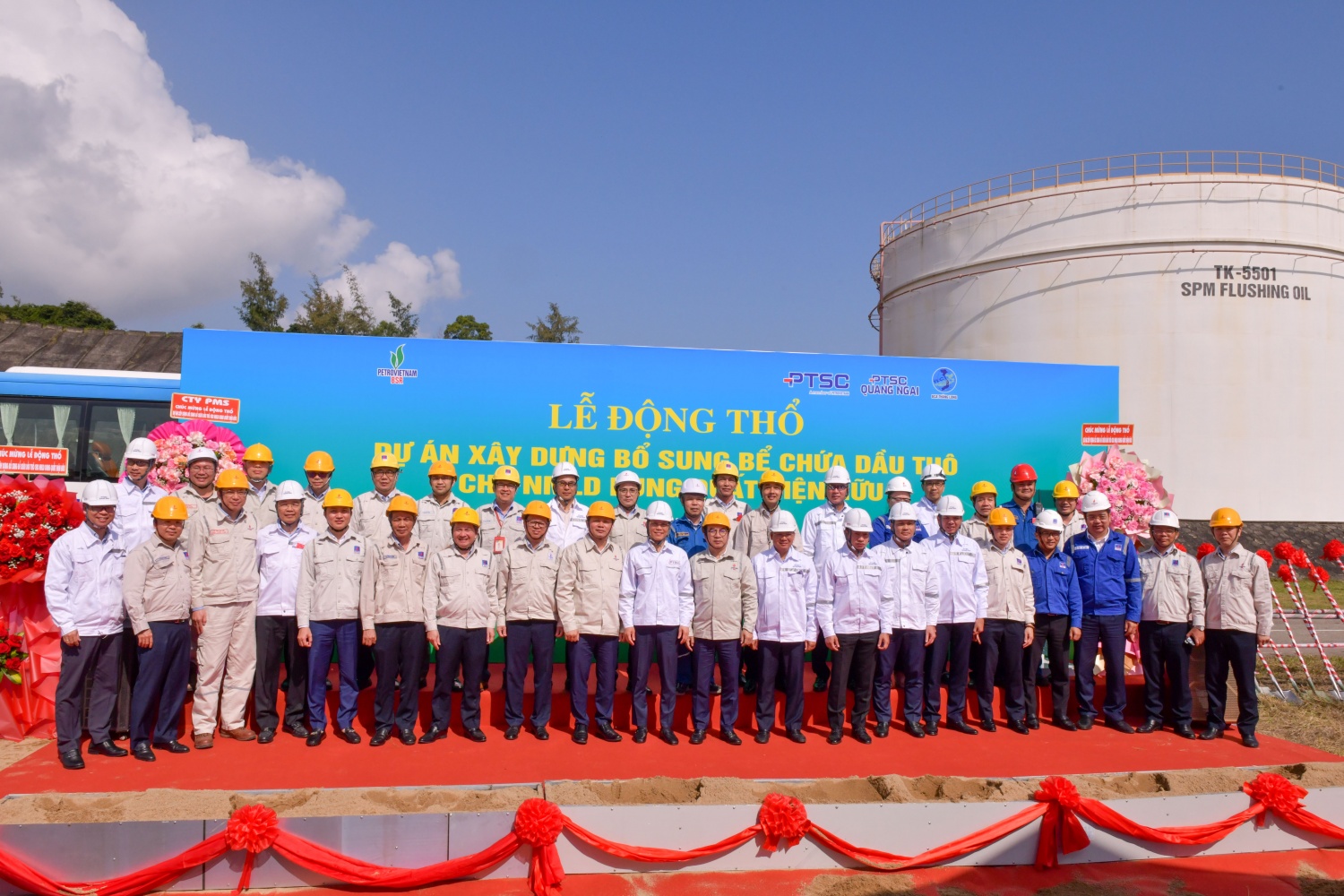 Các đại biểu là lãnh đạo BSR và Liên danh nhà thầu chụp ảnh lưu niệm.