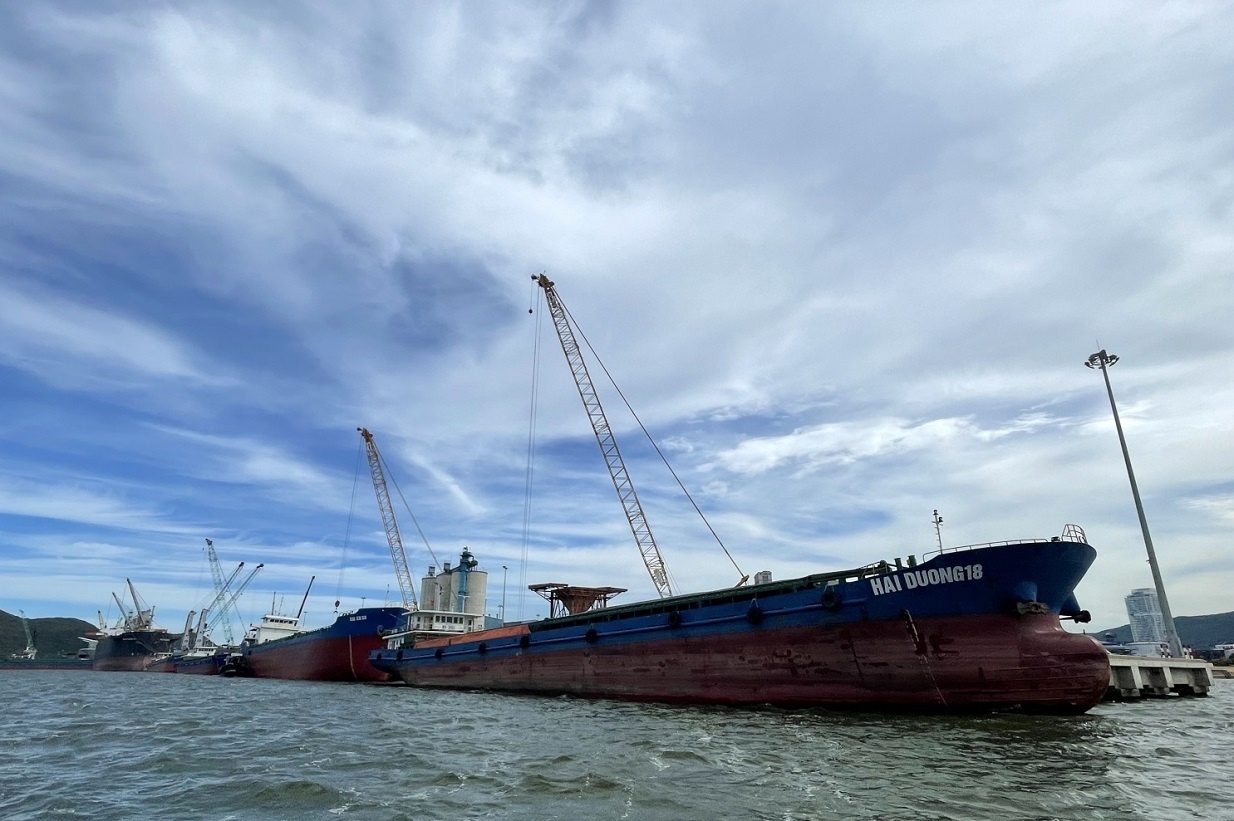 Tàu xuất nhập hàng tại Cảng Quy Nhơn.