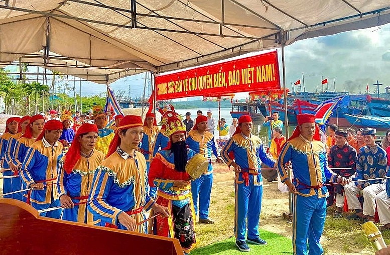 Ngư dân Quảng Ngãi rộn ràng vươn khơi mùa biển mới