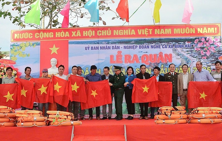 Ngư dân Quảng Ngãi rộn ràng vươn khơi mùa biển mới