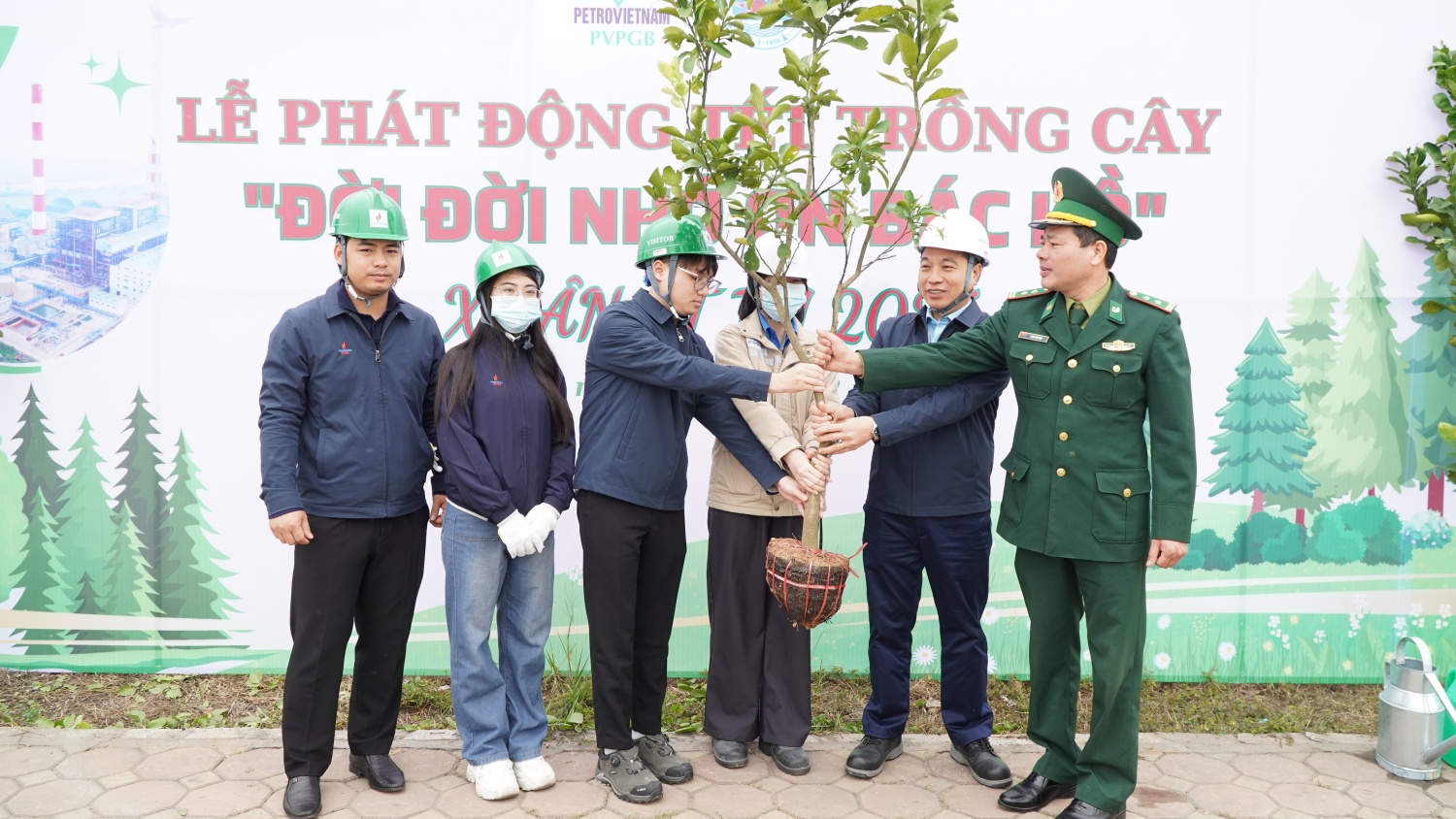 Đại diện Lãnh đạo Nhà máy, Lãnh đạo Đồn Biên phòng Trà Lý tiền hành nghi thức trao cây cho Đoàn thanh niên Nhà máy