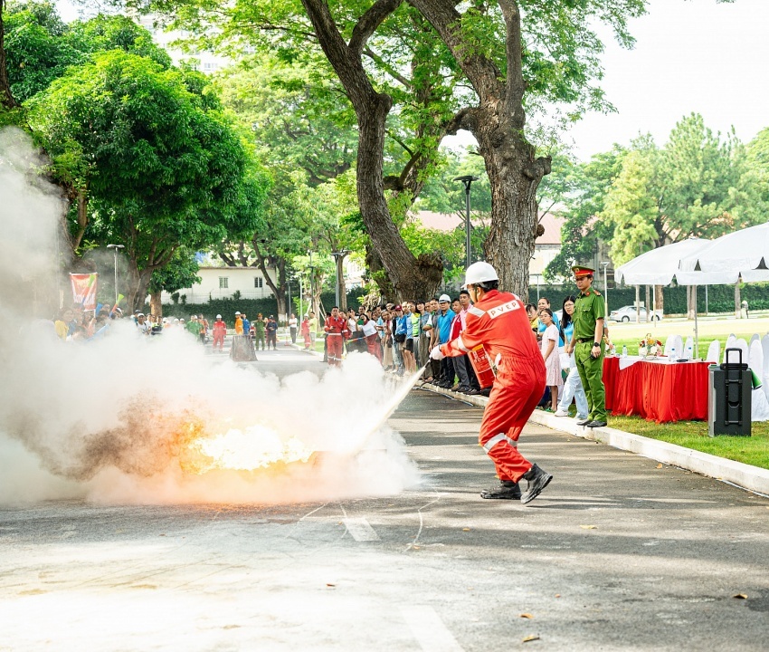 An toàn vệ sinh viên thi thực hành phòng cháy chữa cháy (Ảnh: Tuấn Phạm).