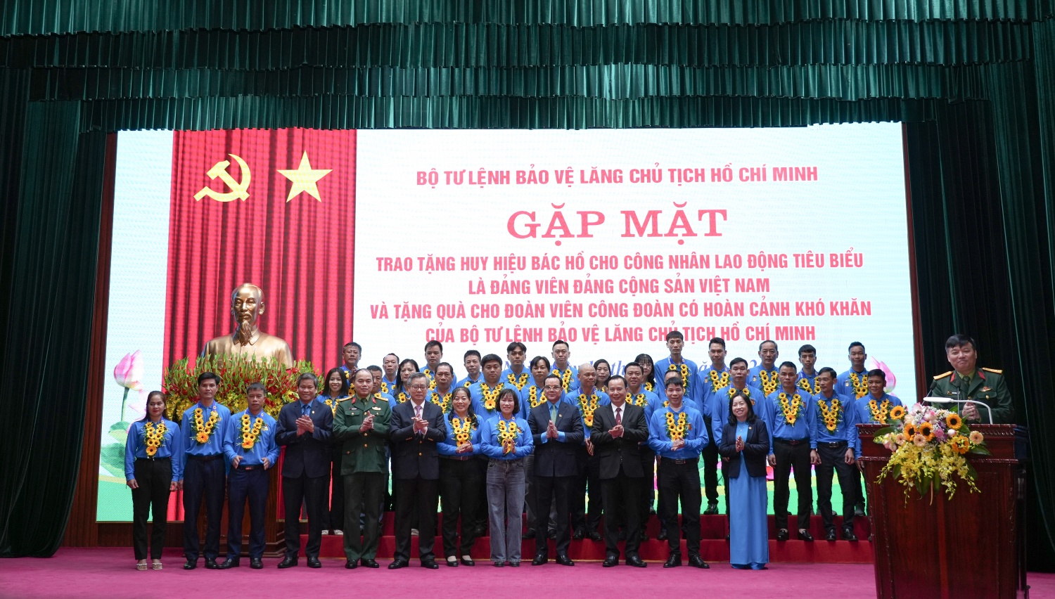Anh Trịnh Xuân Hảo - Trưởng Bộ phận Điện PVEP-POC là công nhân lao động Dầu khí được trao tặng huy hiệu Bác Hồ cho công nhân lao động tiêu biểu là Đảng viên Đảng Cộng sản Việt Nam. Anh Trịnh Xuân Hảo - Trưởng Bộ phận Điện PVEP-POC là công nhân lao động Dầu khí được trao tặng huy hiệu Bác Hồ cho công nhân lao động tiêu biểu là Đảng viên Đảng Cộng sản Việt Nam.