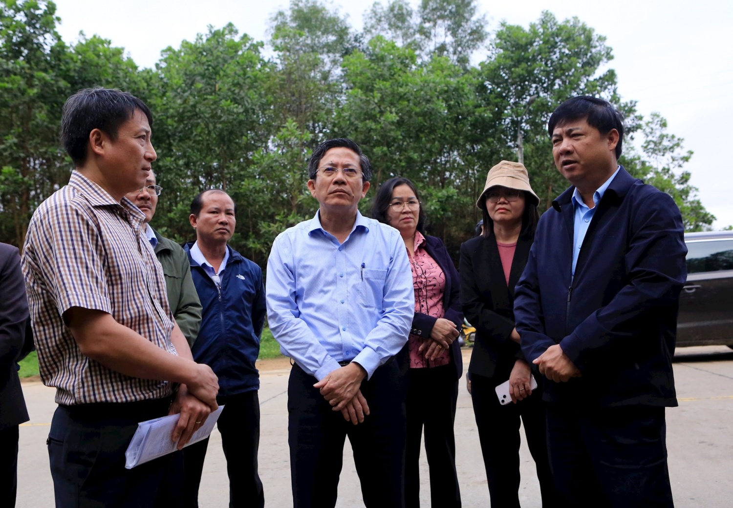 Bí thư Tỉnh ủy Lương Nguyễn Minh Triết (ngoài cùng bên phải) cùng các cấp lãnh đạo thị sát các công trình, dự án tại địa bàn UBND huyện Tiên Phước.