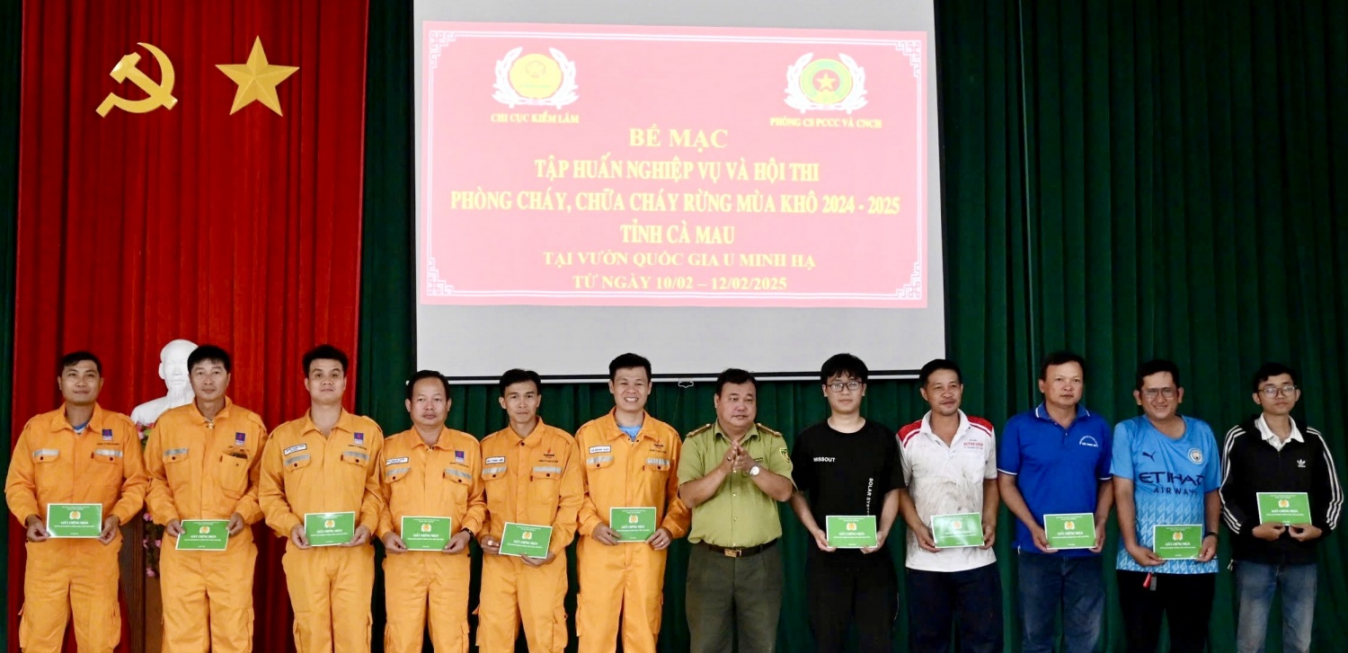 Đội tuyển PV GAS CA MAU (trái) tại khóa tập huấn nghiệp vụ về PCCC rừng năm 2025