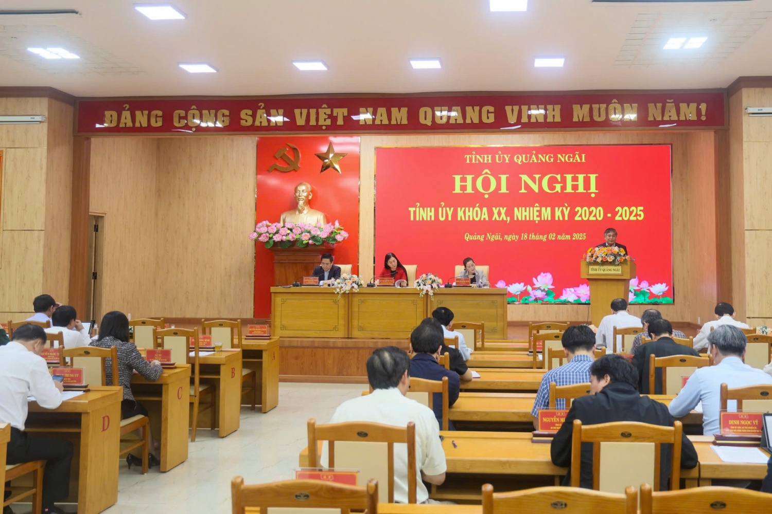 Quang cảnh hội nghị xem xét, cho ý kiến các đề án hợp nhất, thành lập các Sở thuộc UBND tỉnh Quảng Ngãi.