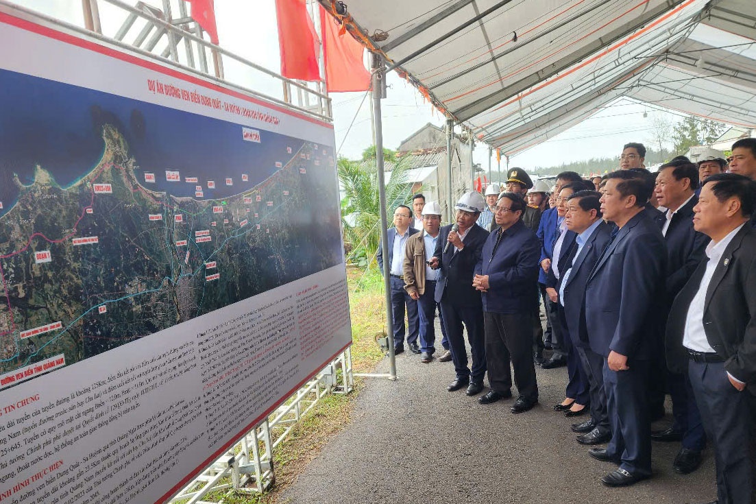 Thủ tướng Chính phủ Phạm Minh Chính cùng Ban lãnh đạo tỉnh Quảng Ngãi kiểm tra công tác thực hiện dự án tuyến đường Dung Quất - Sa Huỳnh vừa qua. - 