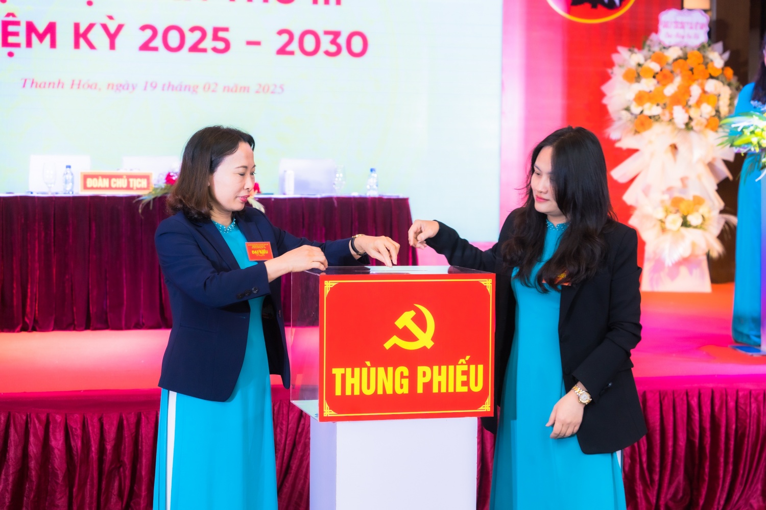 Đảng viên bỏ phiếu bầu cử tại đại hội