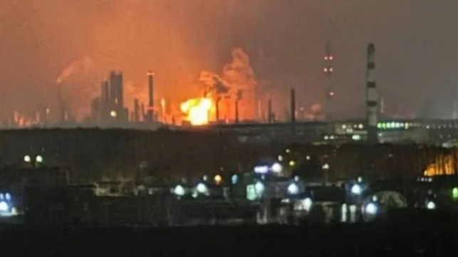 Nhà máy lọc dầu chủ chốt của Nga liên tục bị tấn công