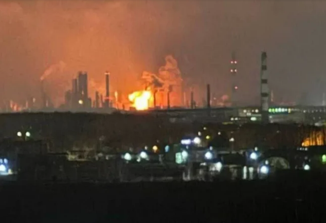 Nhà máy lọc dầu chủ chốt của Nga liên tục bị tấn công Nhà máy lọc dầu chủ chốt của Nga liên tục bị tấn công