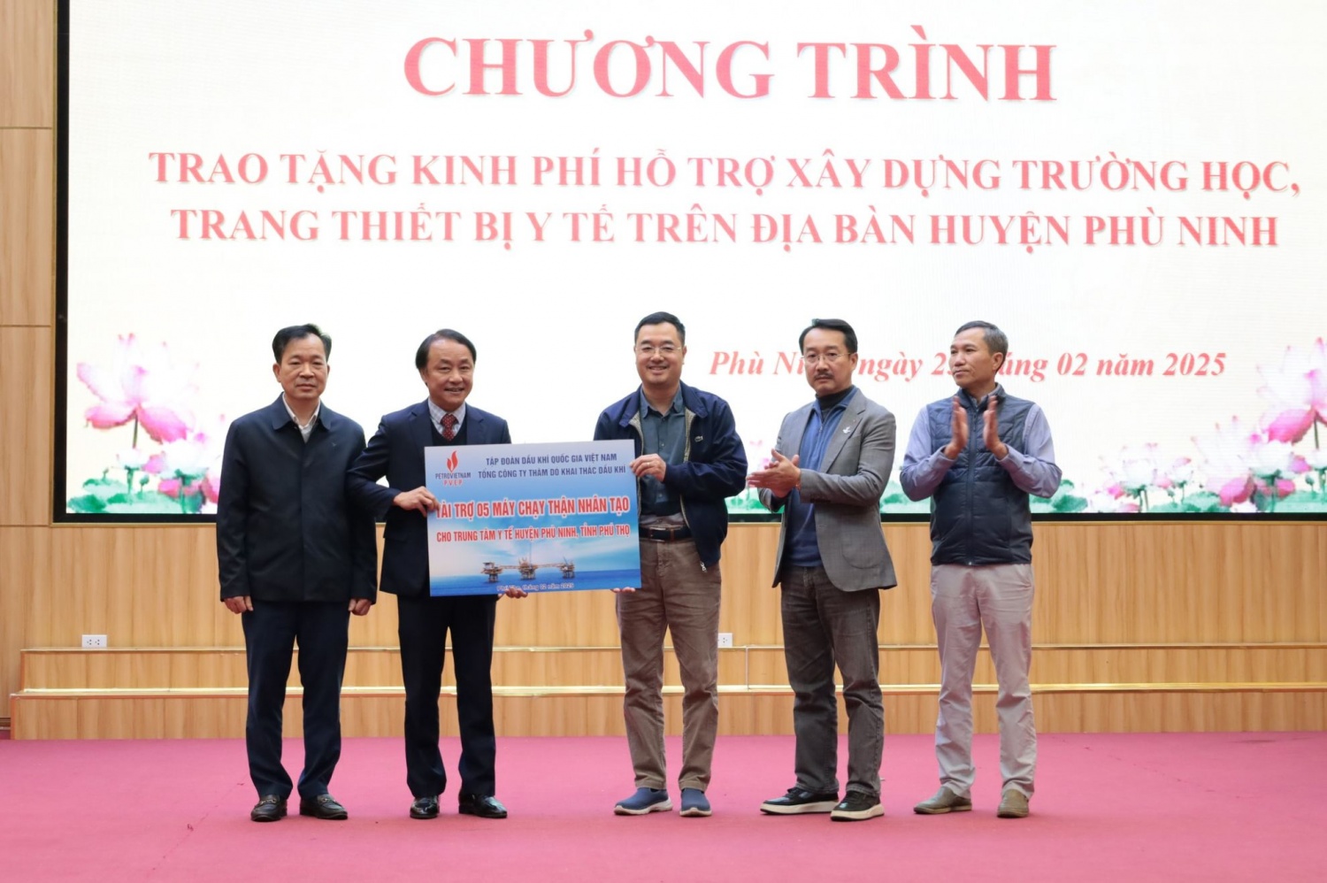 PVEP trao kinh phí hỗ trợ xây dựng trường học, trang thiết bị y tế trên địa bàn huyện Phù Ninh (Phú Thọ)