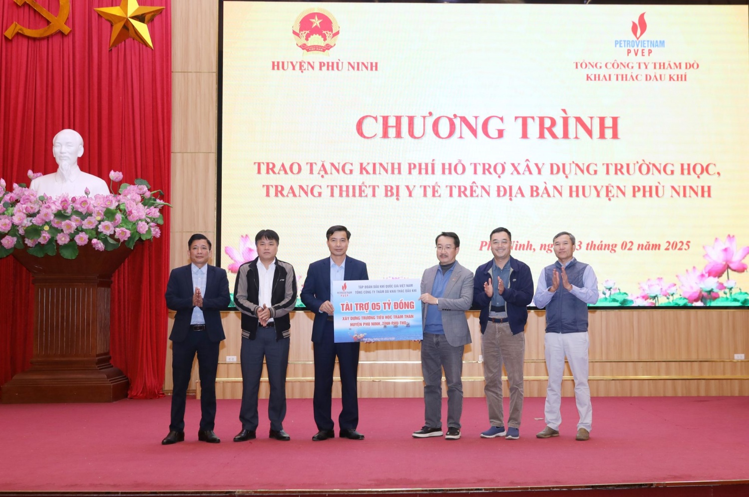 PVEP trao kinh phí hỗ trợ xây dựng trường học, trang thiết bị y tế trên địa bàn huyện Phù Ninh (Phú Thọ)