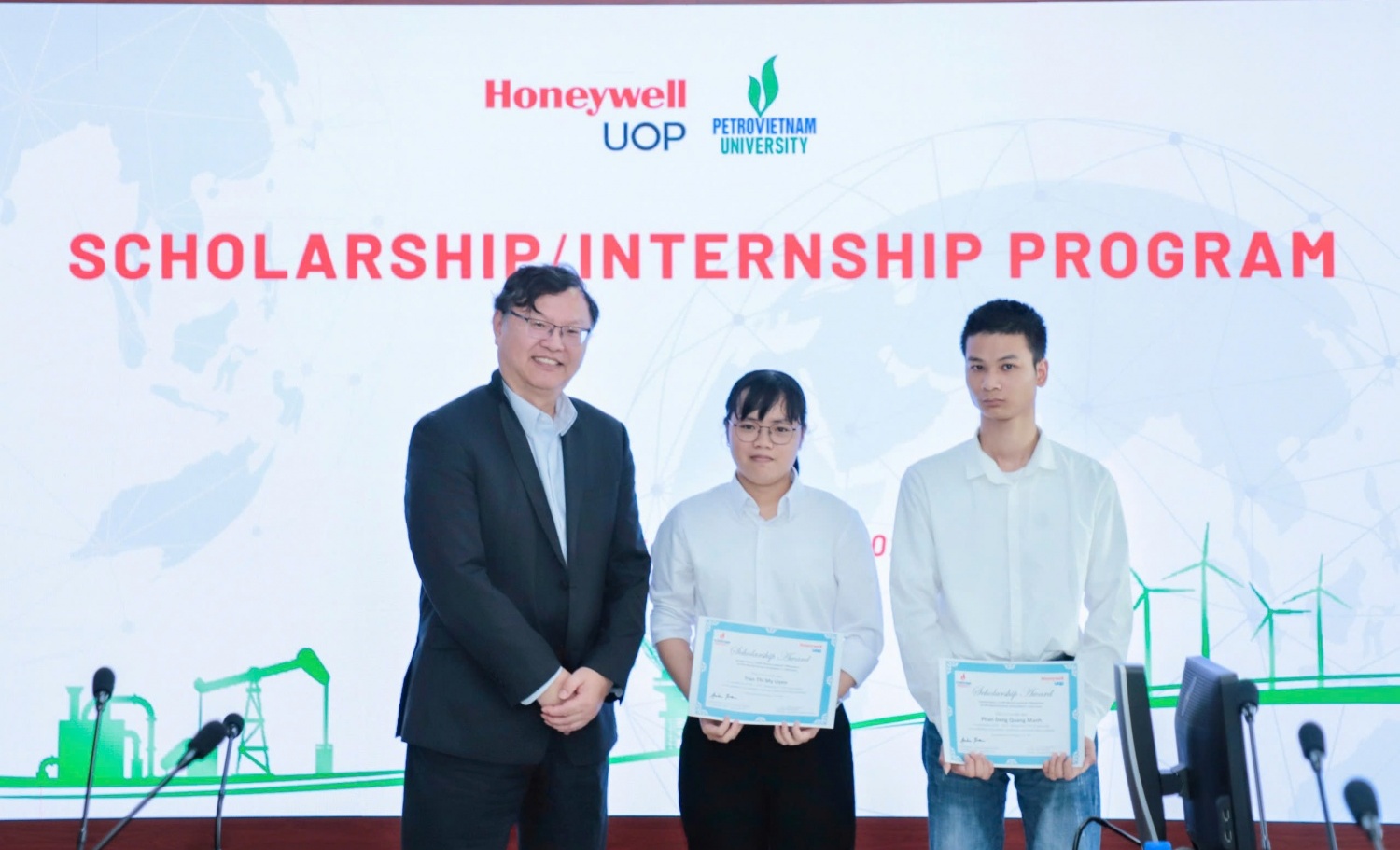 Honeywell UOP trao tặng học bổng cho sinh viên PVU xuất sắc