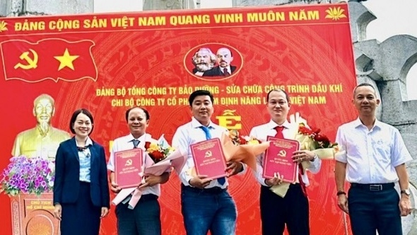 Chi bộ EIC: Lễ kết nạp đảng viên mới đầy ý nghĩa tại Nghĩa trang liệt sĩ Quốc gia Trường Sơn