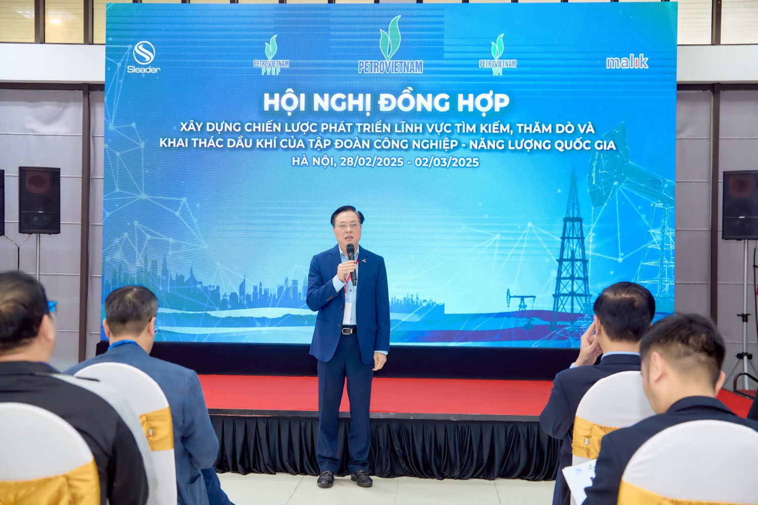 Ông Bùi Minh Tiến, Thành viên HĐTV Petrovietnam phát biểu khai mạc Hội nghị