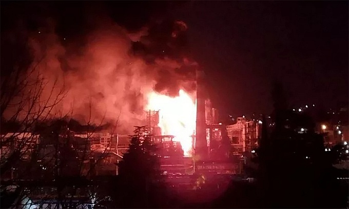 Đám cháy tại nhà máy lọc dầu ở Tupase, vùng Krasnodar, Nga sau trận tập kích rạng sáng 22/7. Ảnh: RIA Novosti