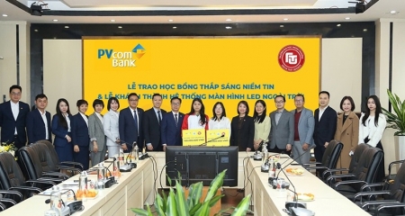 PVcomBank trao tặng học bổng và hệ thống màn hình LED cho trường Đại học Ngoại thương