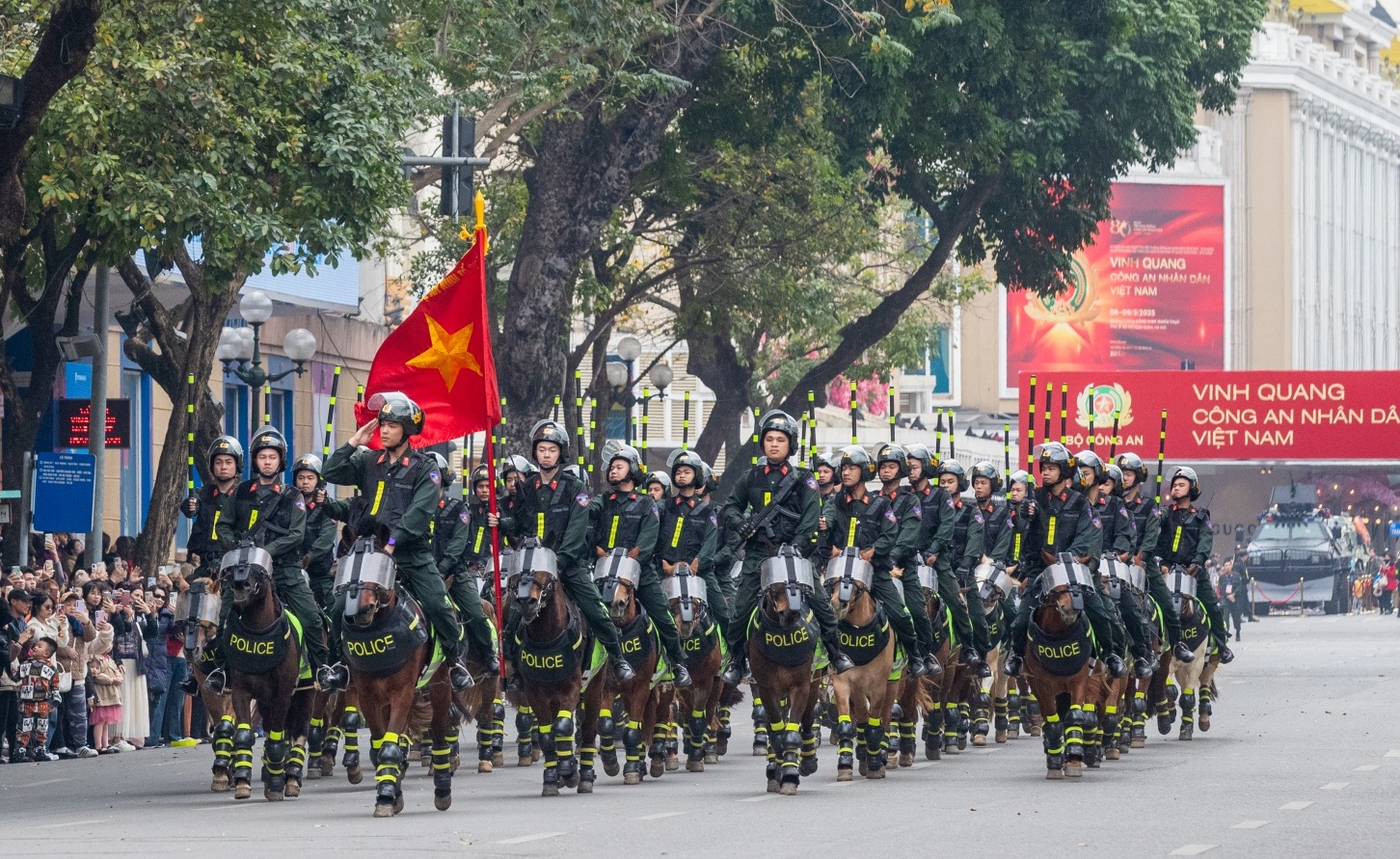 Hà Nội: Mãn nhãn màn trình diễn của lực lượng Công an tại phố đi bộ Hồ Gươm