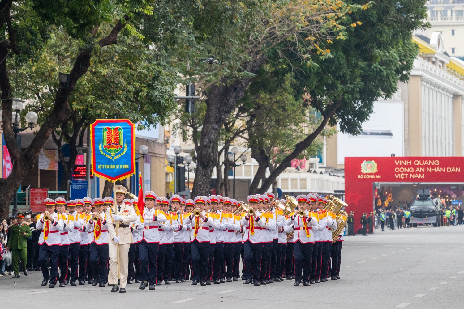 Hà Nội: Mãn nhãn màn trình diễn của lực lượng Công an tại phố đi bộ Hồ Gươm