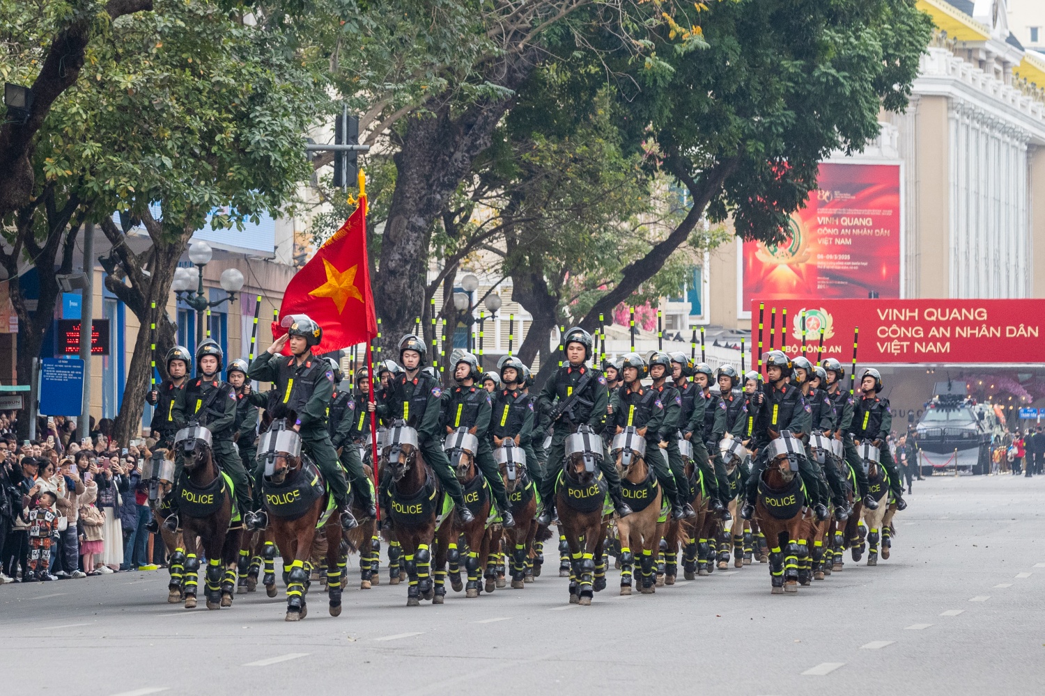 Hà Nội: Mãn nhãn màn trình diễn của lực lượng Công an tại phố đi bộ Hồ Gươm