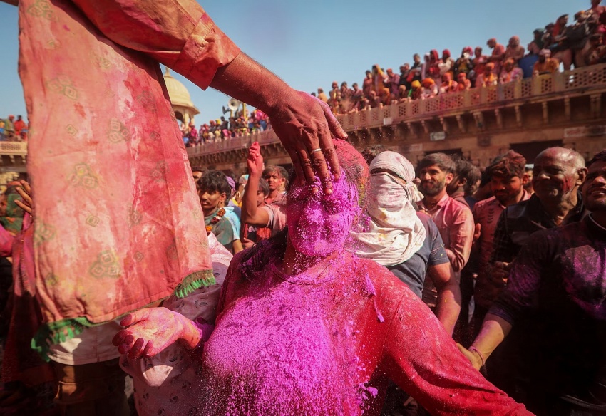 Đắm chìm vào sắc màu lễ hội Holi ở Ấn Độ