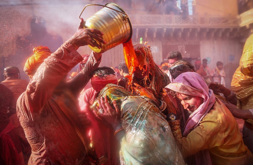 Đắm chìm vào sắc màu lễ hội Holi ở Ấn Độ