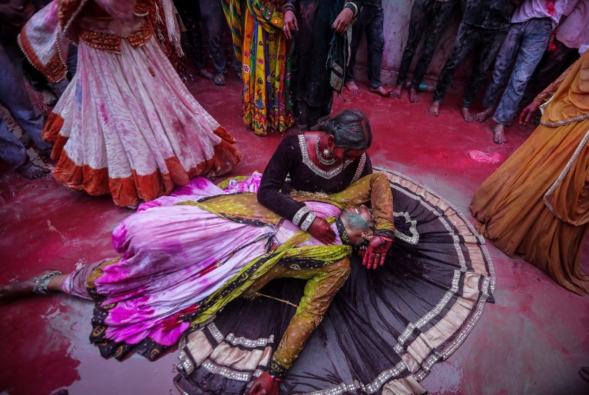 Đắm chìm vào sắc màu lễ hội Holi ở Ấn Độ