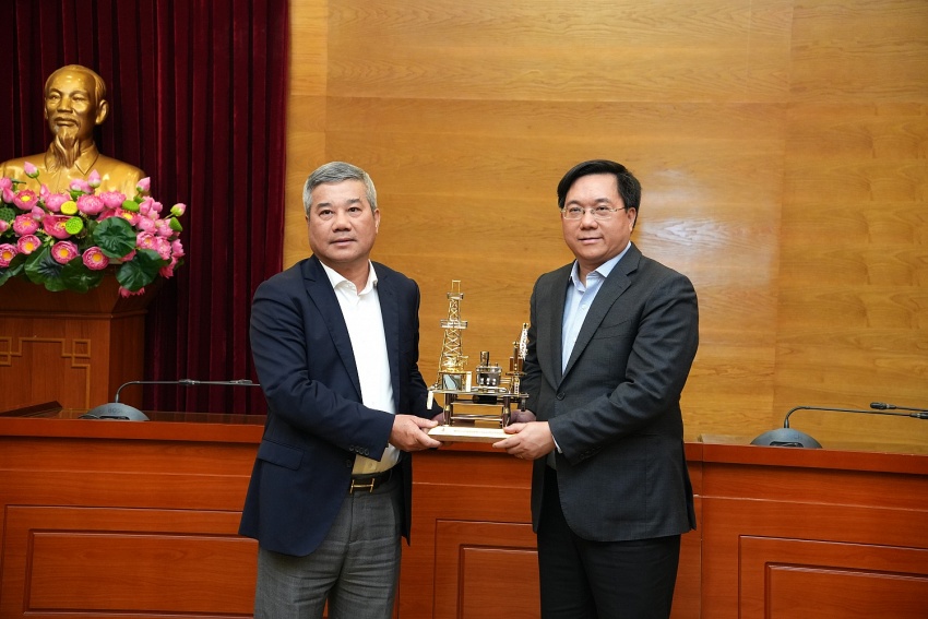 Petrovietnam tặng dàn khoan lưu niệm cho tỉnh Vĩnh Phúc.
