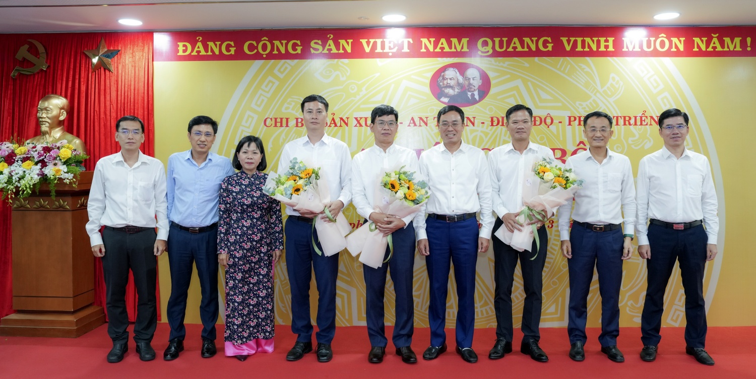 Hình 1: Chúc mừng Đại hội Chi bộ điểm tại Cơ quan điều hành PV GAS