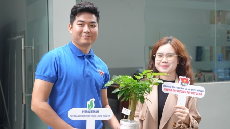 [Chùm ảnh] Tuổi trẻ BMQL&ĐH Petrovietnam tổ chức chương trình “Phát cây xanh - Bảo vệ môi trường”
