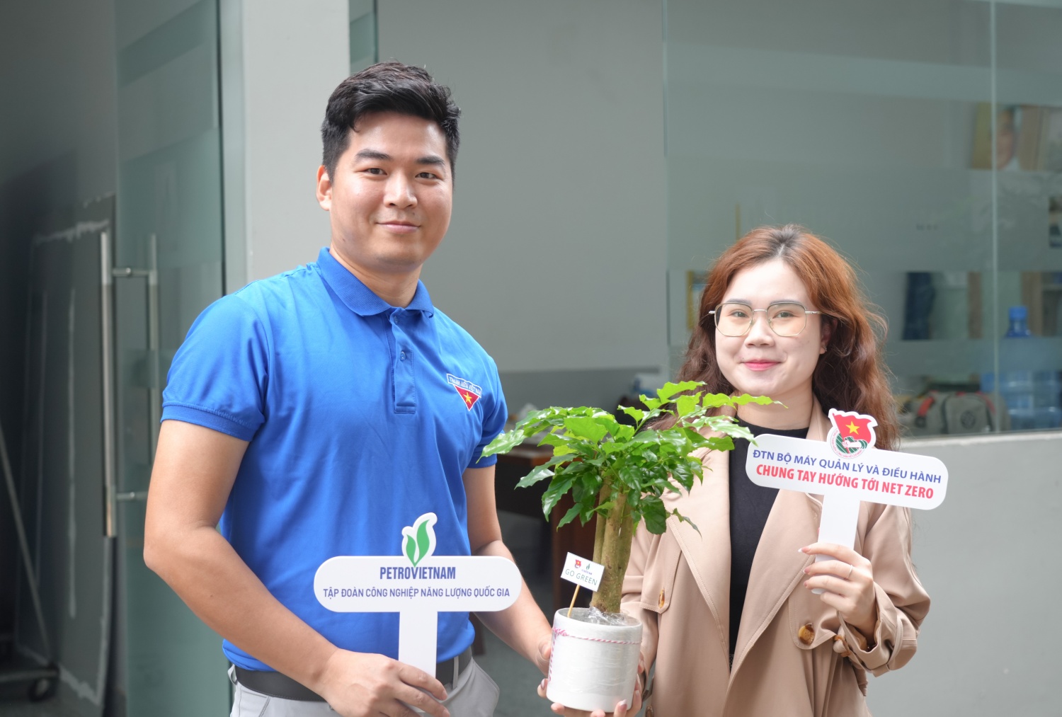 Chương trình “Phát cây xanh – Bảo vệ môi trường” là hành động của Tuổi trẻ BMQL&ĐH Petrovietnam trong việc xây dựng ý thức bảo vệ môi trường, cảnh quan thiên nhiên và hạn chế ảnh hưởng tiêu cực của biến đổi khí hậu, góp phần cùng cả nước đạt được cam kết 