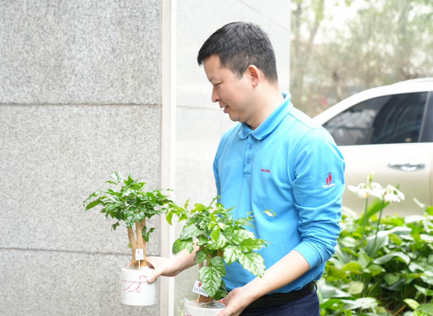 [Chùm ảnh] Tuổi trẻ BMQL&ĐH Petrovietnam tổ chức chương trình “Phát cây xanh - Bảo vệ môi trường”