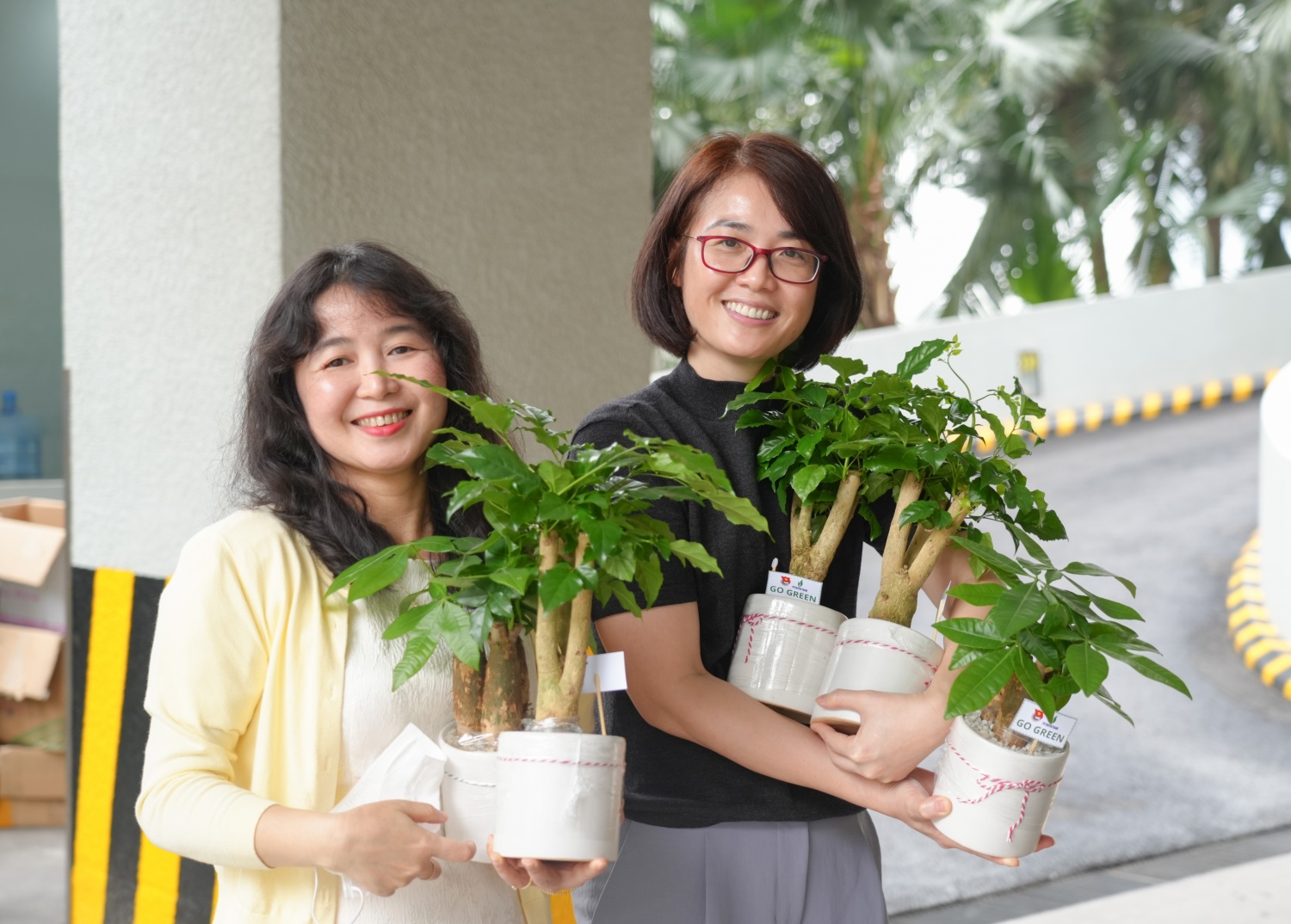 Chị Cù Thị Việt Nga (đứng bên trái) – Ban Khoa học Công nghệ và Chuyển đổi số cho biết, chương trình phát cây cho CBNV được Đoàn Thanh niên Bộ máy thực hiện đặc biệt có ý nghĩa, mỗi chậu cậy được trưng bày tạo ra không gian làm việc xanh và đẹp hơn. Đồng 