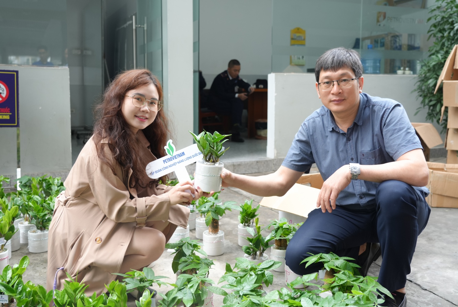 Trong khuân khổ chương trình, các đoàn viên thanh niên BMQL&ĐH đã trao tặng những chậu cây cho CBNV Tập đoàn.