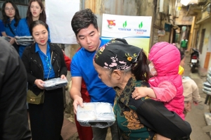 Tuổi trẻ Petrovietnam trao tặng những suất cơm yêu thương tại Bệnh viện Nhi TW