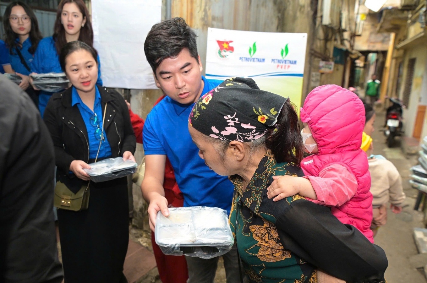 Tuổi trẻ Petrovietnam trao tặng những suất cơm yêu thương tại Bệnh viện Nhi TW