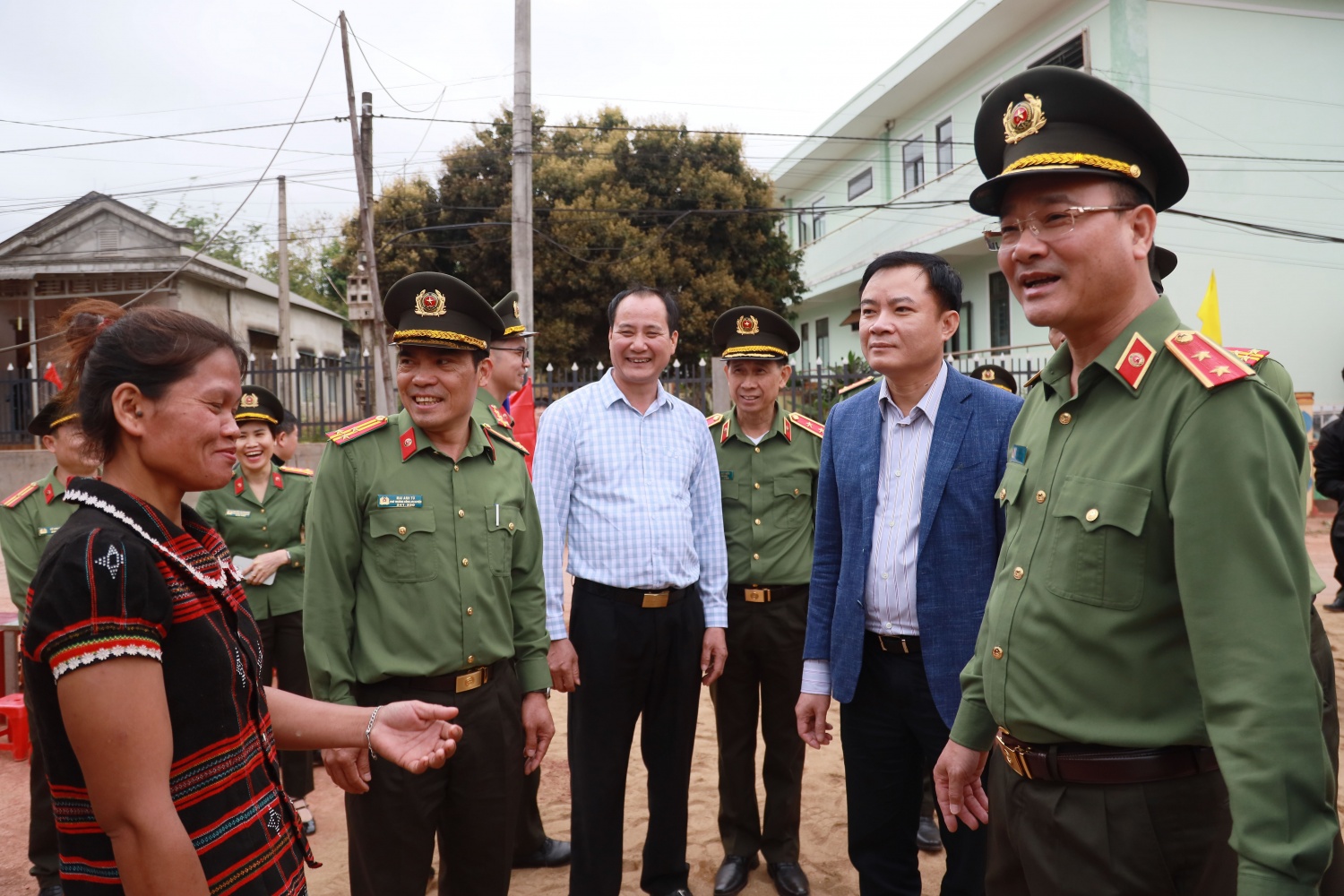 Người dân phấn khởi khi được hỗ trợ xây nhà mới.