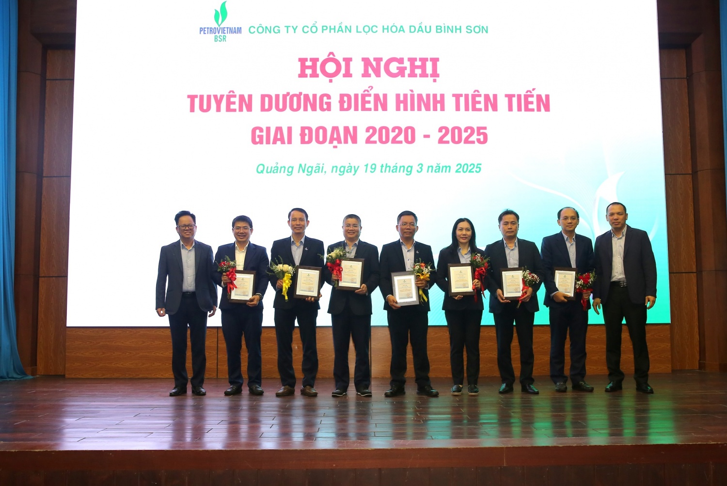 Tổng Giám đốc BSR tặng biểu trưng cho cá nhân tiêu biểu xuất sắc, điển hình tiên tiến trong các lĩnh vực công tác, nhiệm vụ trọng tâm giai đoạn 2020-2025.