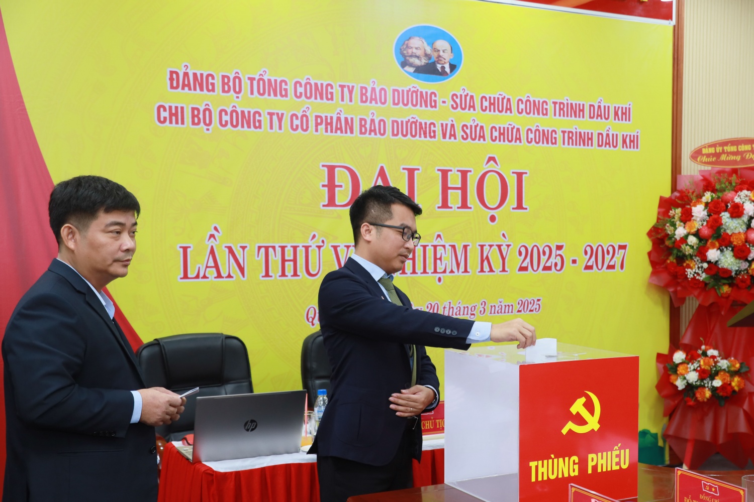 Đoàn Chủ tịch bỏ phiếu bầu cử tại Đại hội.