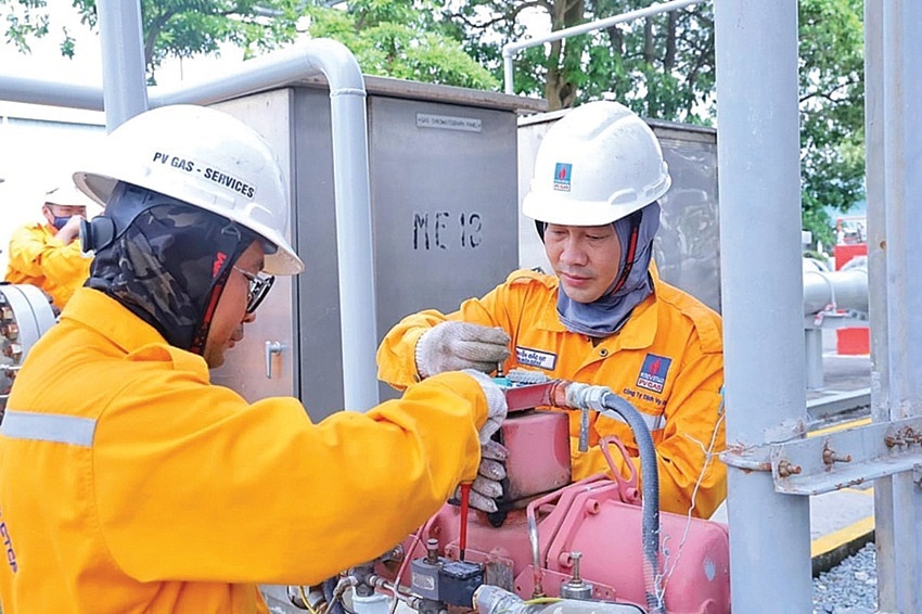 Người lao động PV GAS thực hiện bảo dưỡng, bảo đảm sự hoạt động ổn định của hệ thống công trình khí