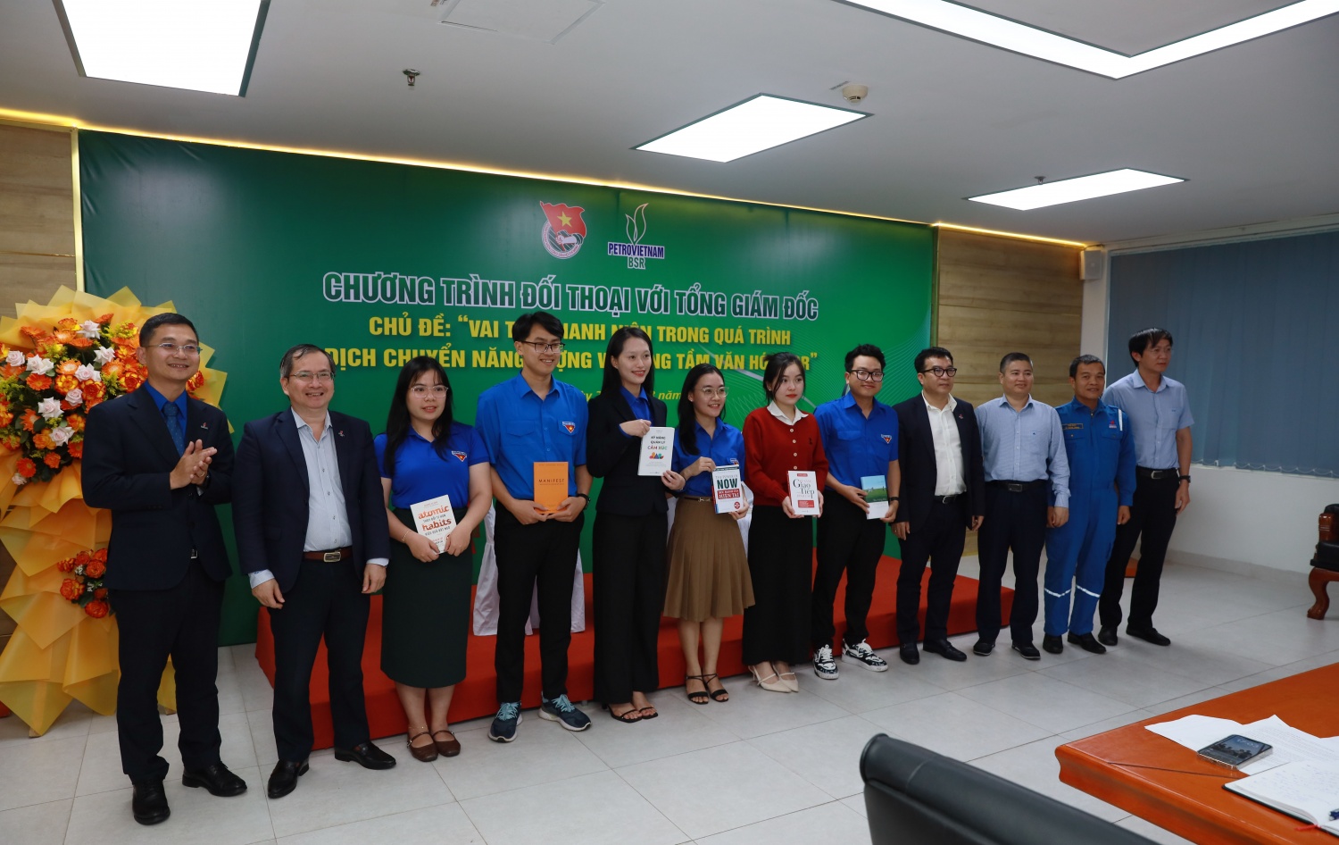 Ban lãnh đạo BSR trao các phần thưởng cho các bạn đoàn viên thanh niên đạt giải và đóng góp tích cực tại chương trình đối thoại.
