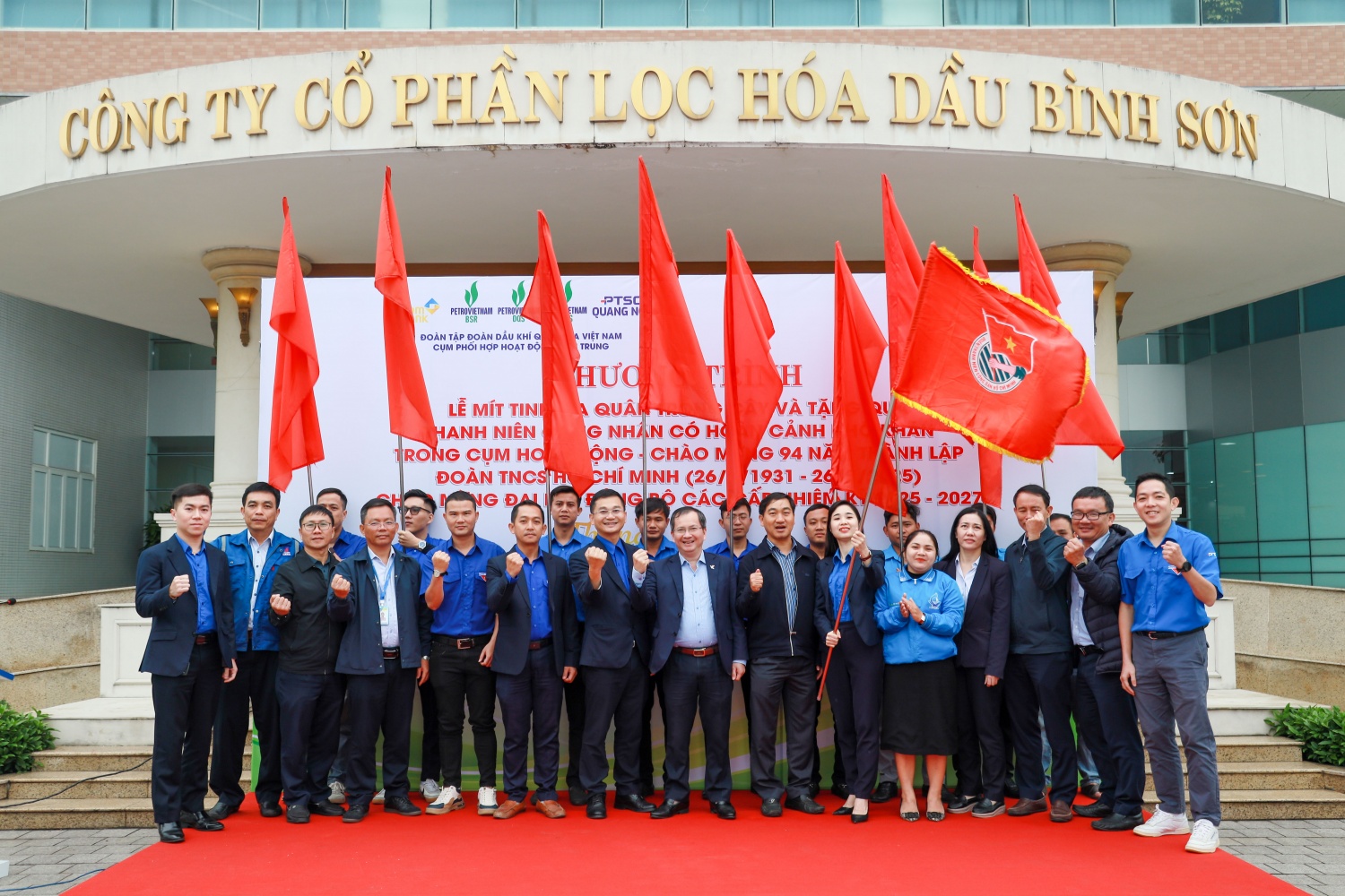 Đồng chí Khương Lê Thành – Phó Bí thư thường trực Đảng uỷ trao cờ lệnh và đại diện Cụm phối hợp hoạt động Dầu khí thực hiện nghi thức lễ mitting kỷ niệm 94 năm ngày thành lập Đoàn TNCS Hồ Chí Minh.