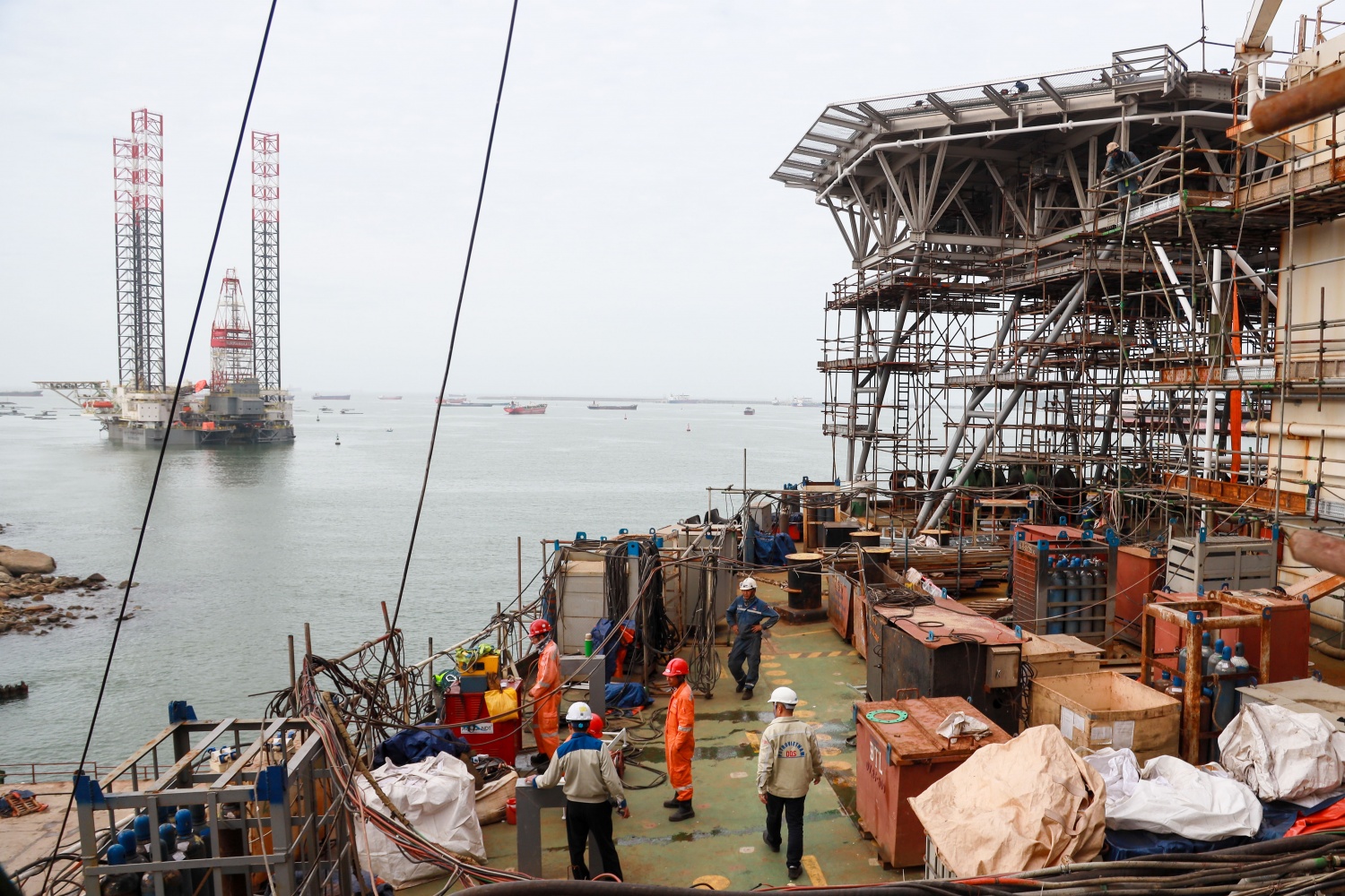 MT Cawthorne là tàu quốc tịch Panama của tập đoàn SAHARA - Nigeria được DQS tiếp nhận thực hiện cải hoán thành kho chứa dầu nổi FSO. Sau thời gian khảo sát và nghiên cứu, đầu tháng 1 vừa qua, tàu đã được DQS đưa vào dock sửa chữa để tiến hành sửa chữa, bả