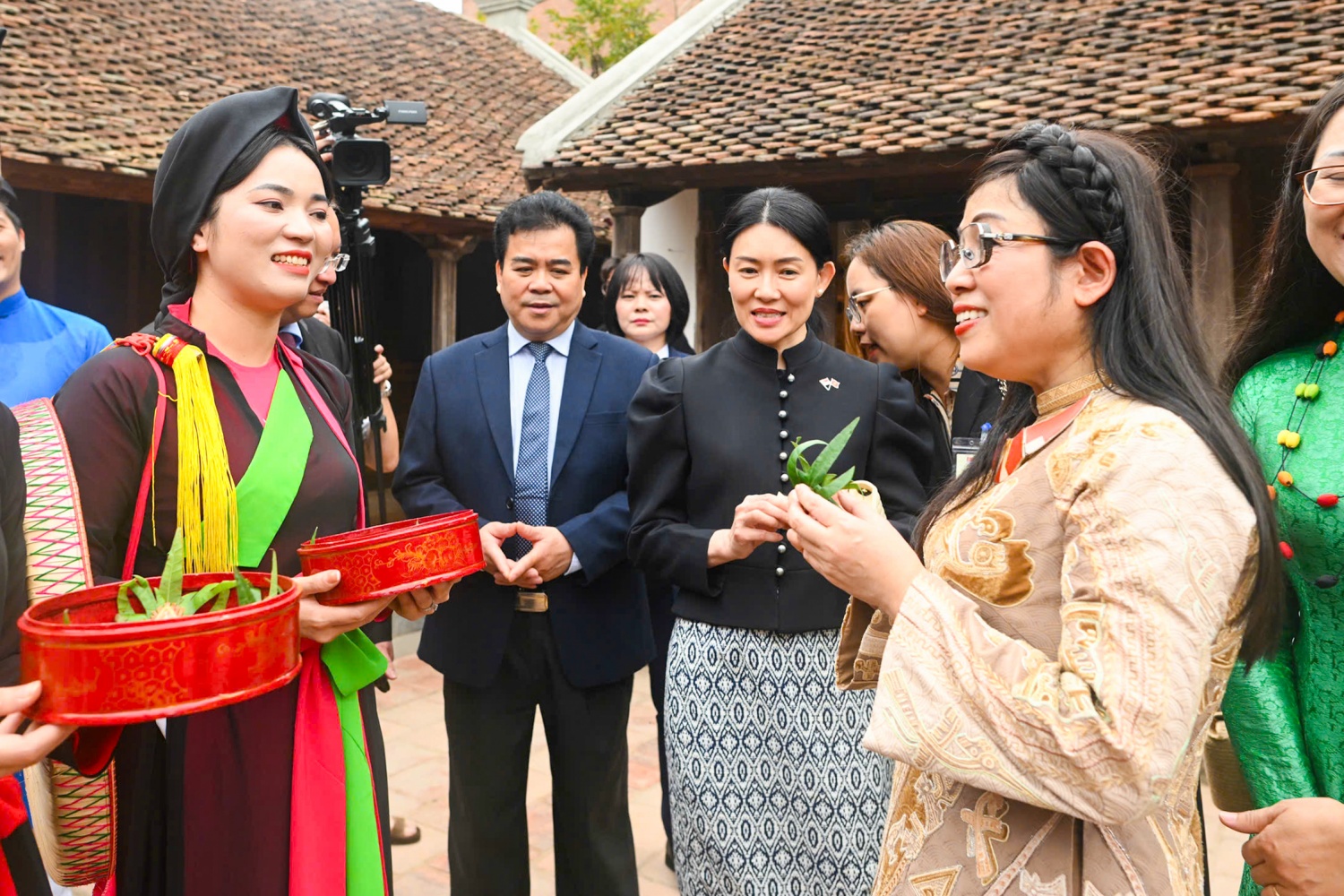 Phu nhân Thủ tướng Singapore thăm Bảo tàng Dân tộc học Việt Nam