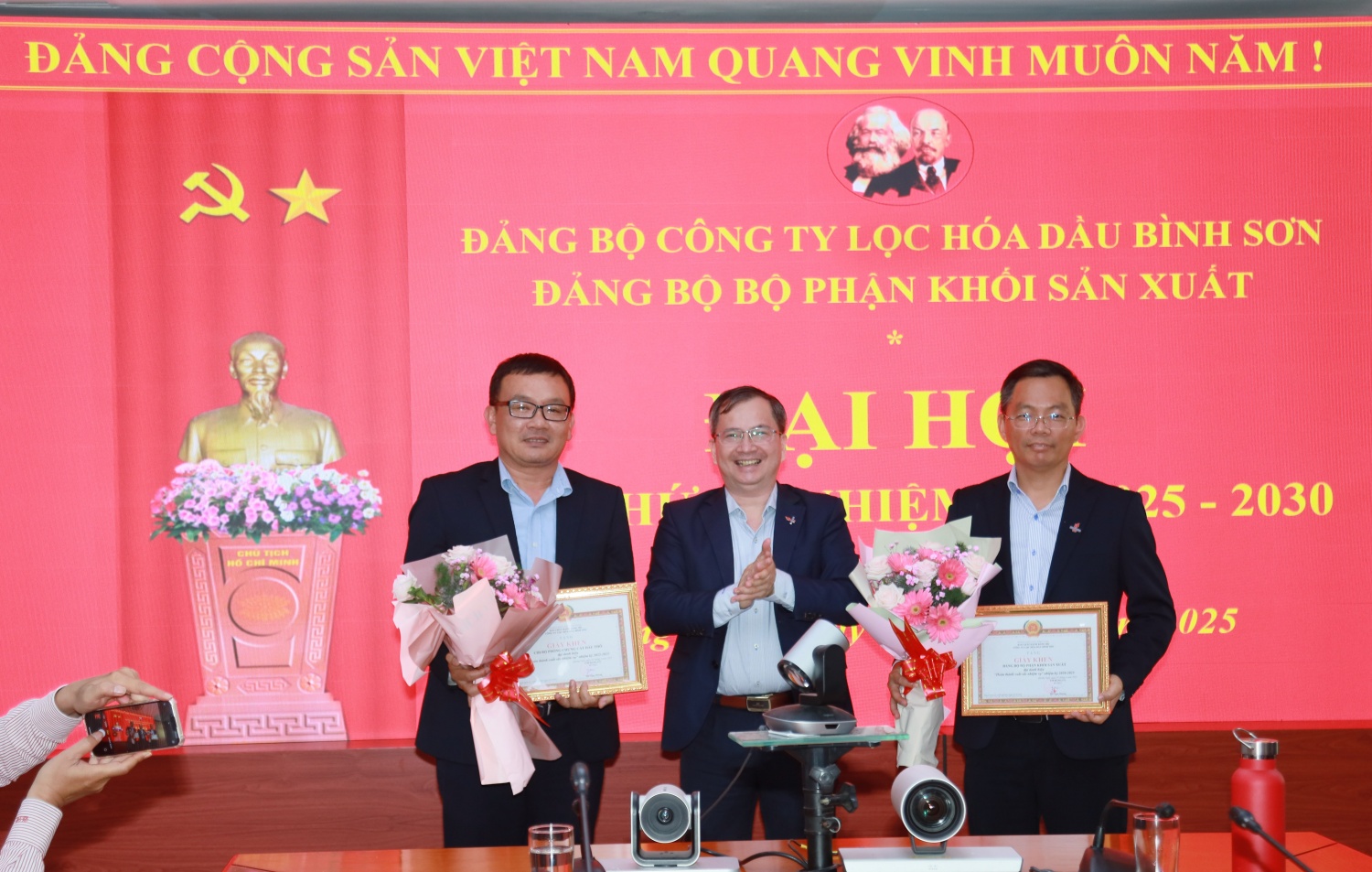 Đồng chí Khương Lê Thành - Phó Bí thư thường trực Đảng uỷ BSR trao tặng bằng khen cho đại diện Đảng bộ bộ phận Khối Sản xuất.