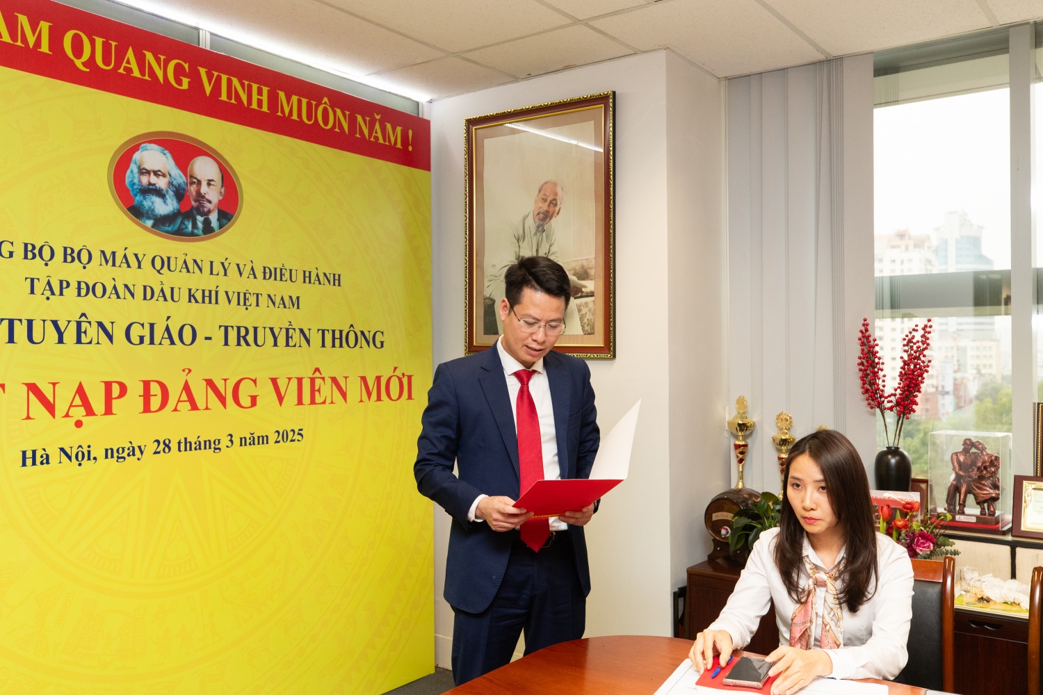 Chi bộ Tuyên giáo - Truyền thông Petrovietnam tổ chức lễ kết nạp đảng viên mới