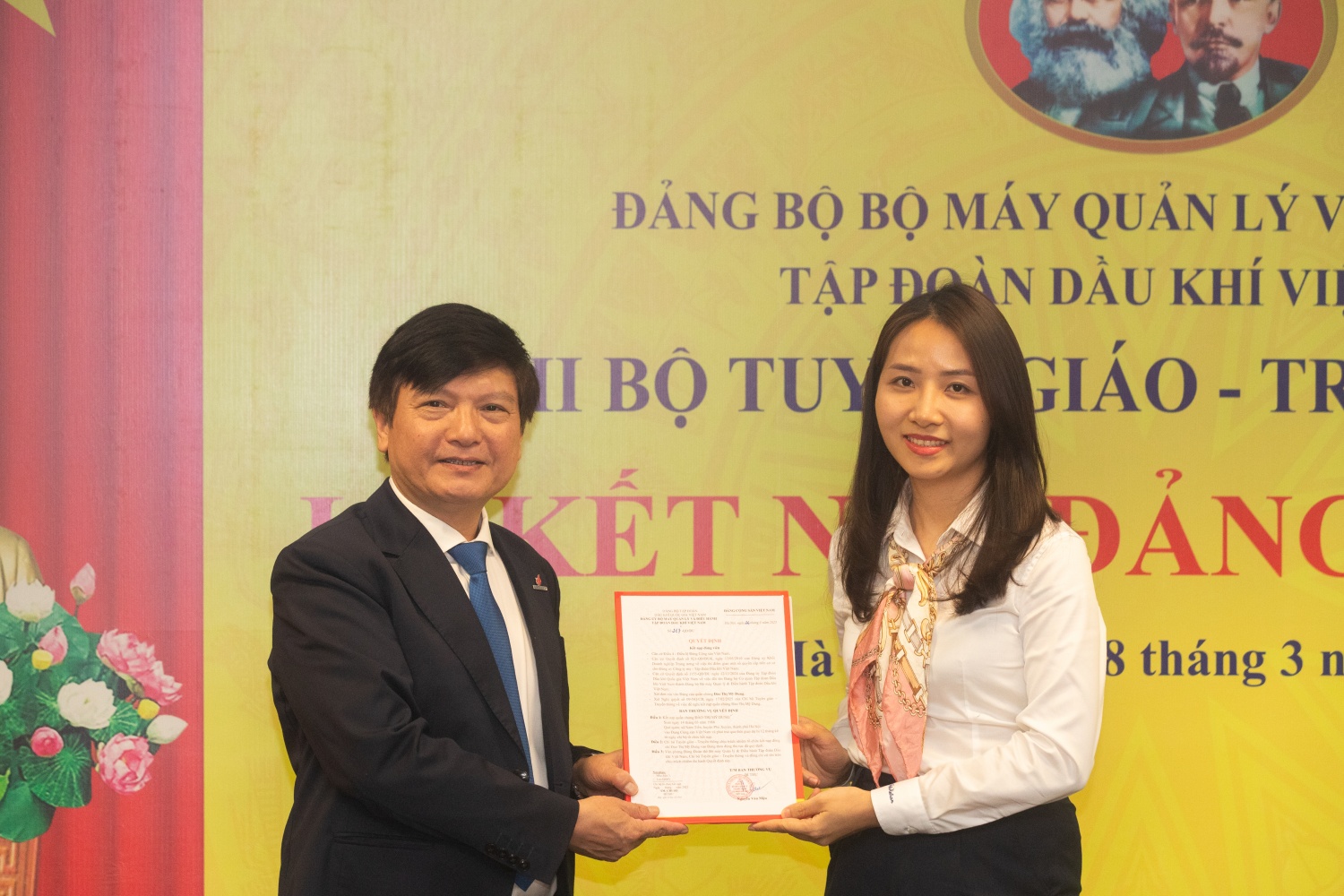 Chi bộ Tuyên giáo - Truyền thông Petrovietnam tổ chức lễ kết nạp đảng viên mới