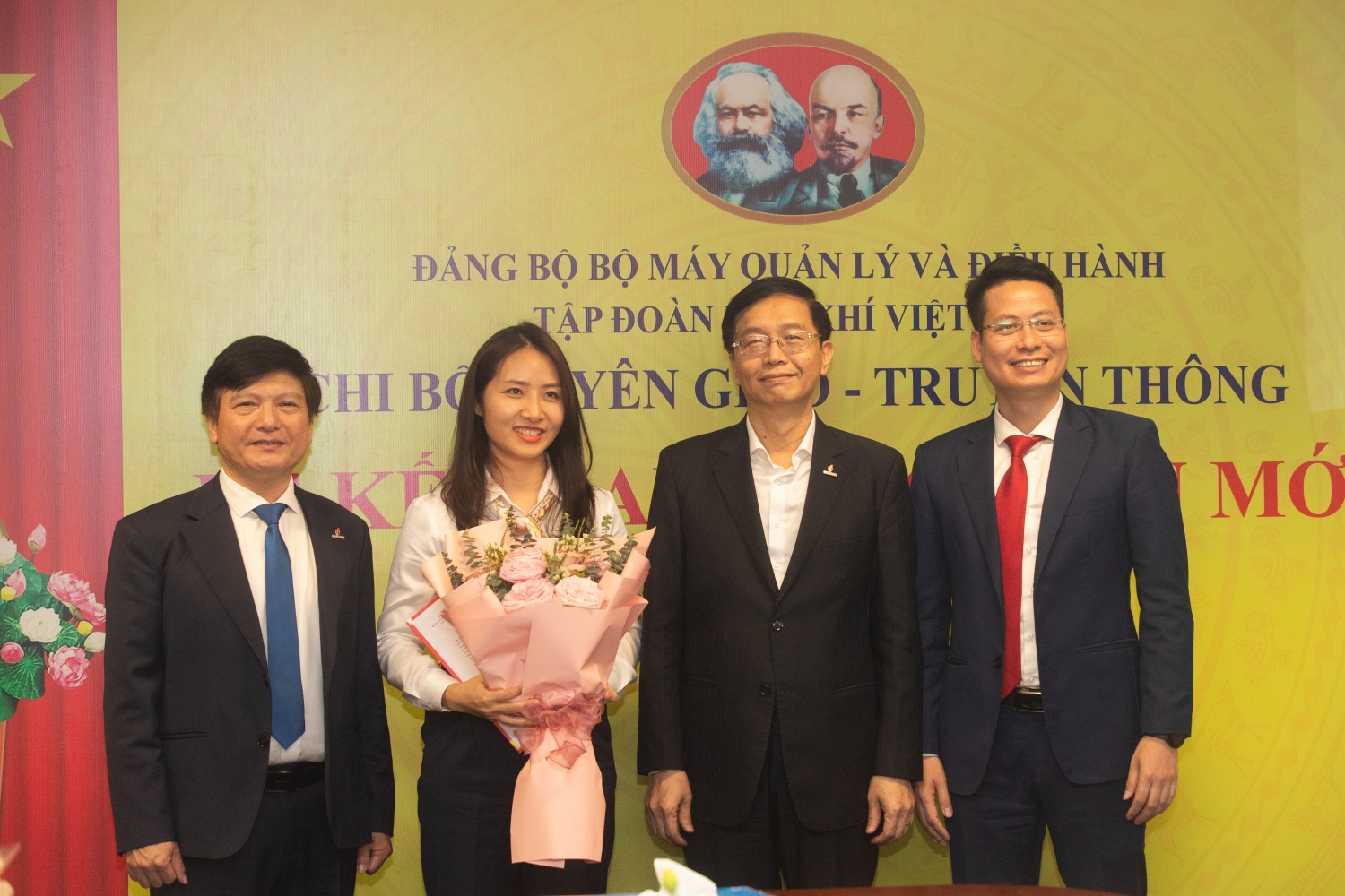 Chi bộ Tuyên giáo - Truyền thông Petrovietnam tổ chức lễ kết nạp đảng viên mới