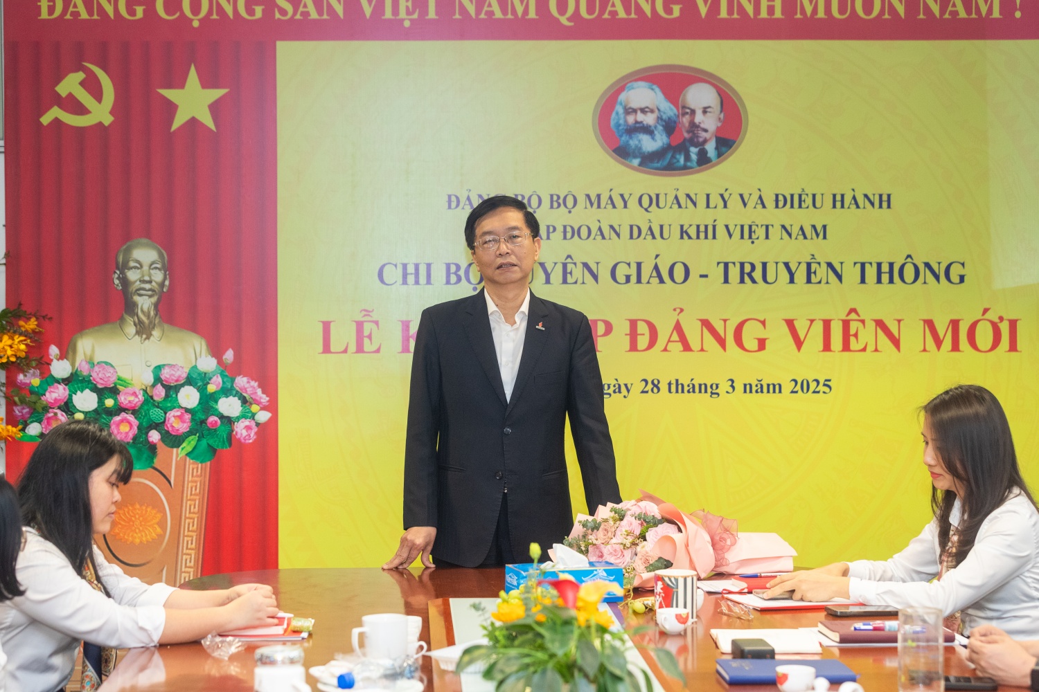 Chi bộ Tuyên giáo - Truyền thông Petrovietnam tổ chức lễ kết nạp đảng viên mới